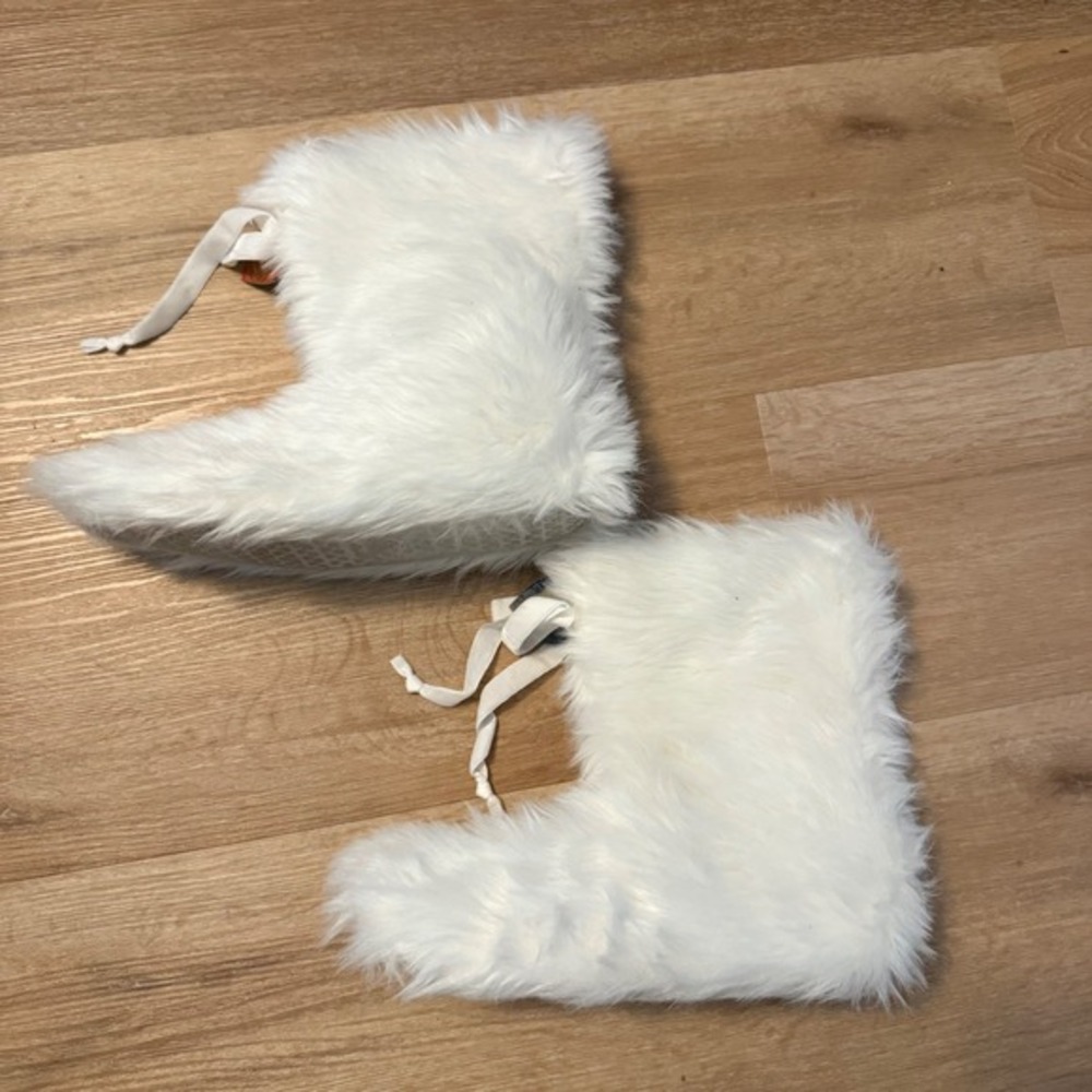 Roxy Sasquatch White Faux Fur Mid-Calf Boots Ribbon Tie‎ Heart Charms Womens L